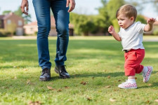 Когда дети начинают ходить: полное руководство для родителей