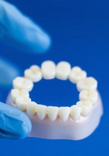 Протезирование зубов: как вернуть улыбку и привычный ритм жизни