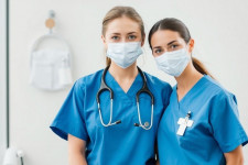 Сиделка и медсестра: чем отличаются, как выбрать и на что обратить внимание