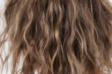 Зимний уход: как спасти волосы от статического электричества и шапки