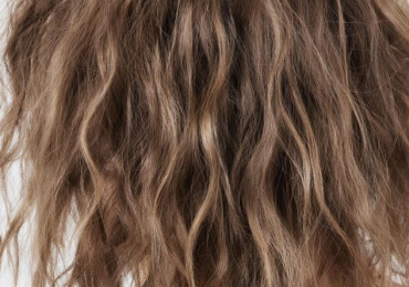 Зимний уход: как спасти волосы от статического электричества и шапки