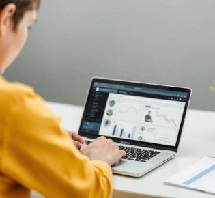 Обучение подологии онлайн: как получить реальные навыки, не выходя из дома