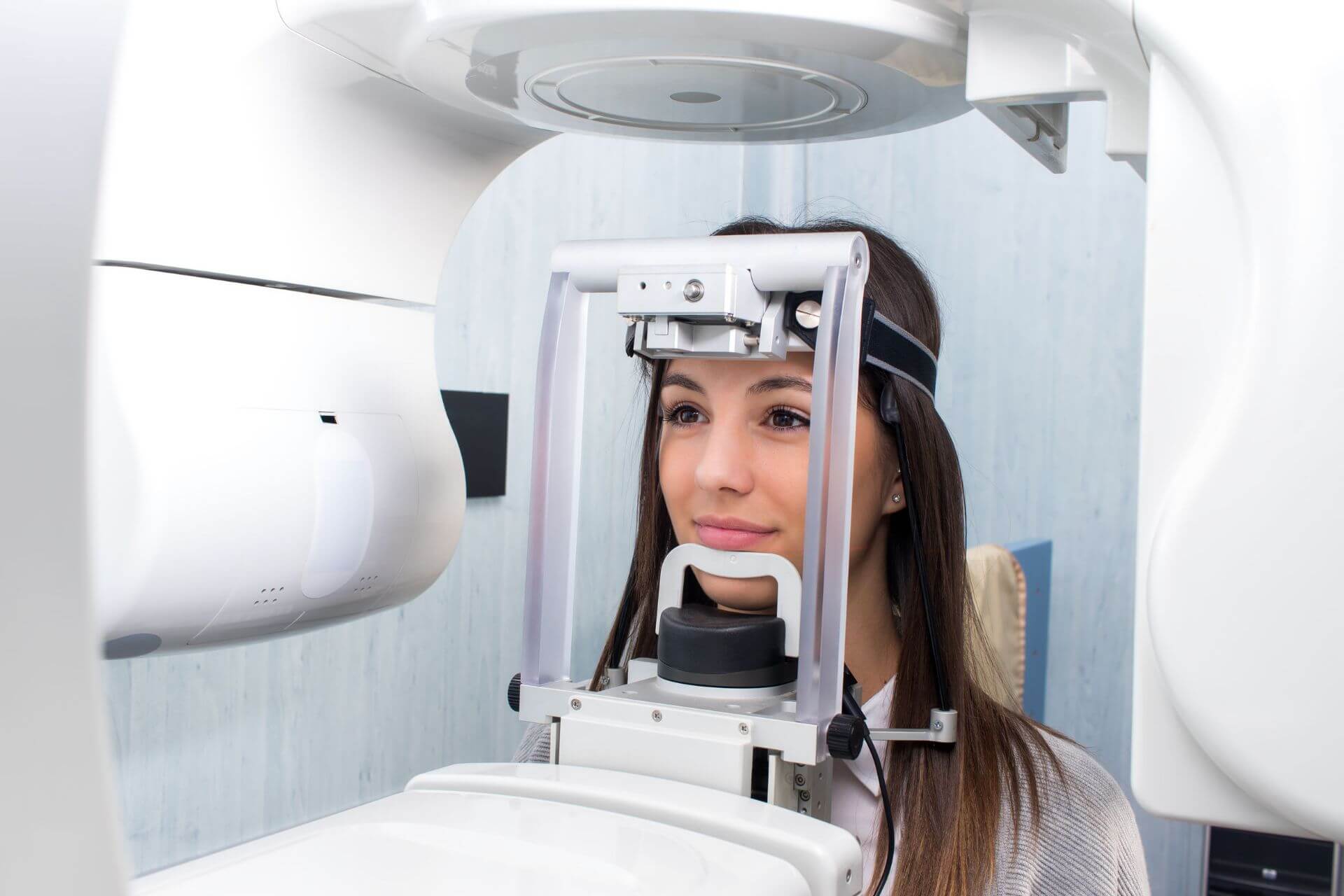 Как делают 3D томографию челюсти?
