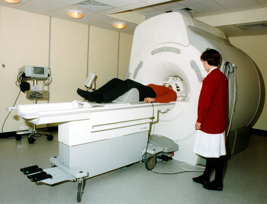 Сколько минут мрт. Магниторезонансная томография головного мозга. Компьютерная томография человека. Компьютер томография. Томограф головы.