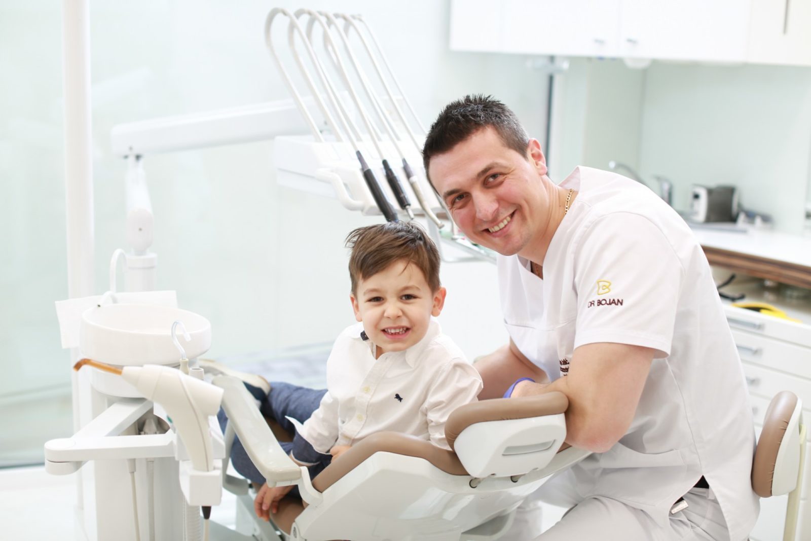 Рейтинг детских ортопедов. Детская стоматология. Стоматология дети. Ребенок в кресле стоматолога. Ребенок у зубного врача.