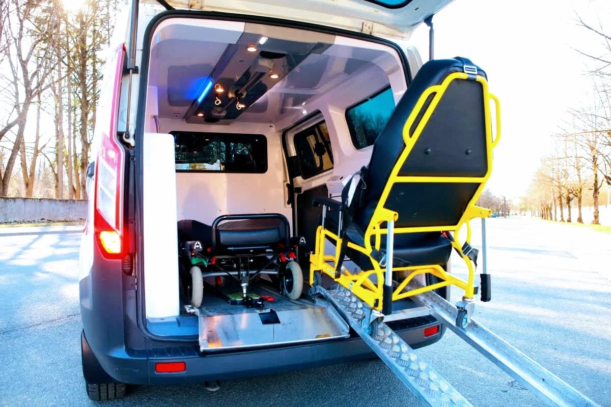 Особенности транспортировки инвалидов из дома в больницу