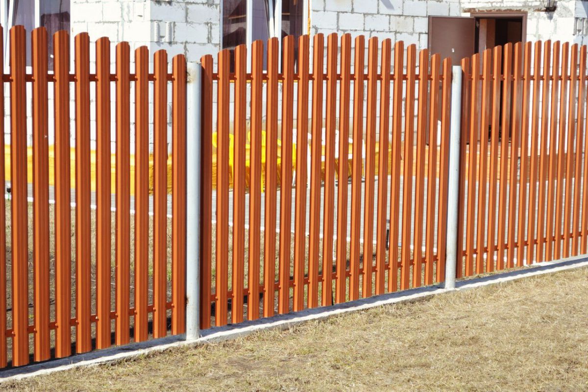 Плюсы использования металлического штакетника для забор