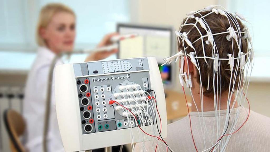 Основы электроэнцефалографии: как устройство помогает наблюдать мозговую активность