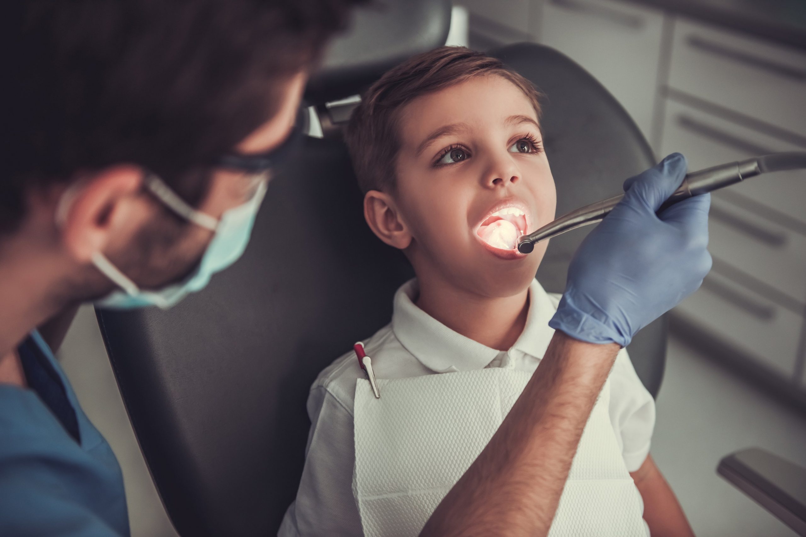Зубной врач для детей. Ребенок у стоматолога. Стоматология дети. Ребенок на приеме у стоматолога.