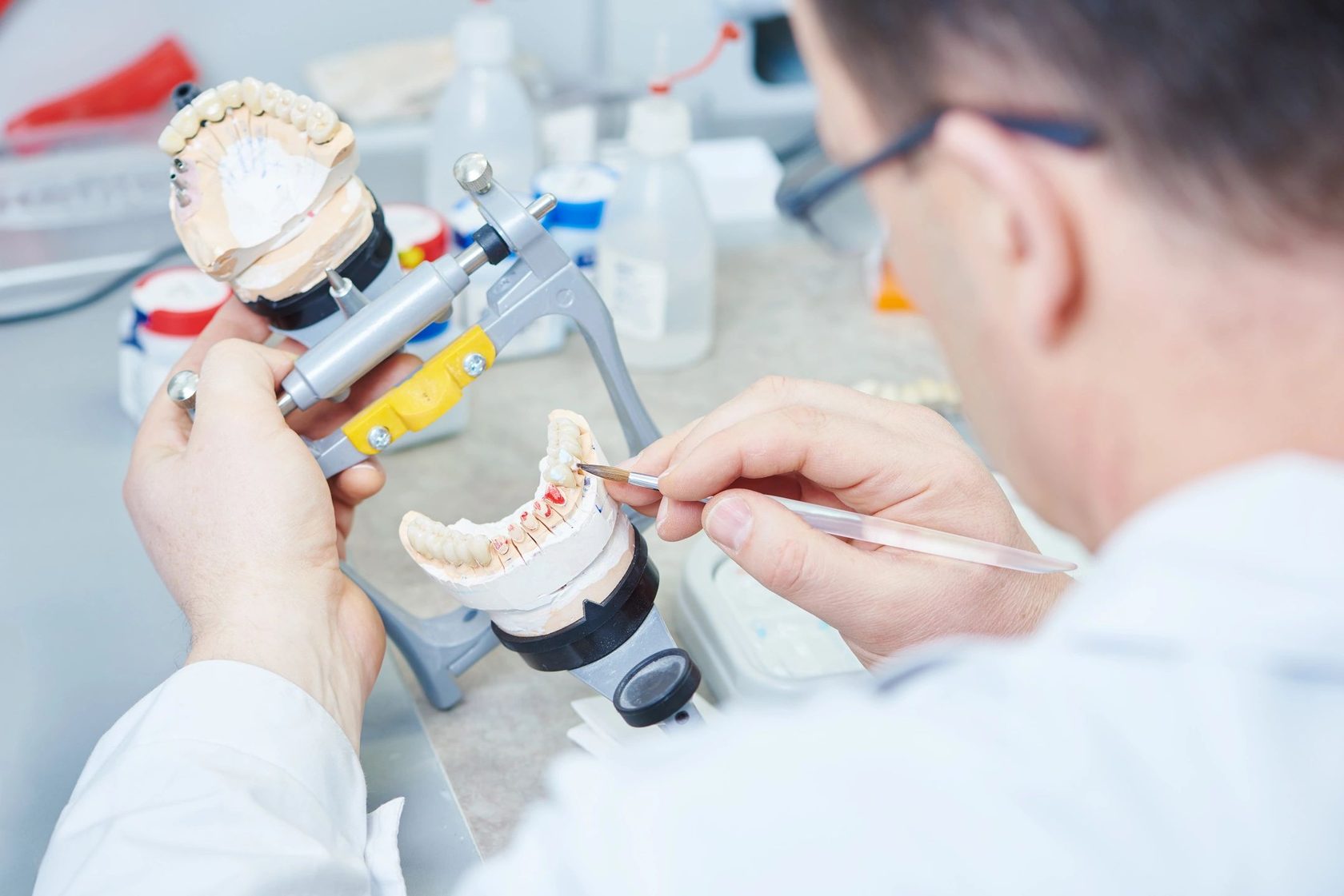 Зуботехническая лаборатория: секреты качественного зубного протезирования